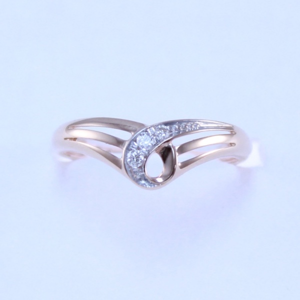 Кольцо из красного золота с бриллиантами